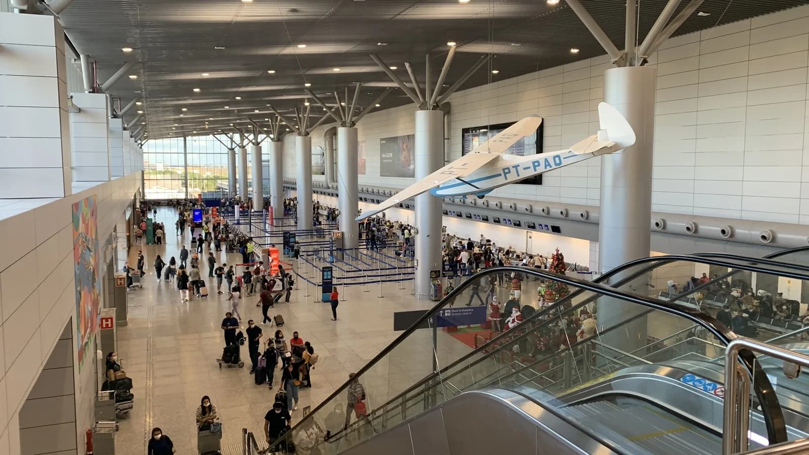 Área de check-in movimentada no Aeroporto Salgado Filho, em Porto Alegre