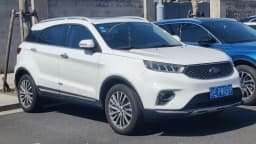 Ford Territory branco estacionado, o mesmo modelo vendido no Brasil