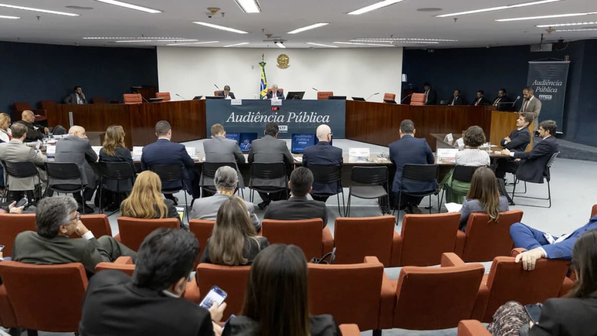 Plenário durante audiência pública sobre impactos no mercado de apostas, com público presente