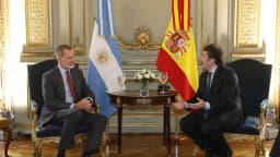 Javier Milei em encontro oficial durante a posse presidencial, ao lado do rei Felipe VI da Espanha