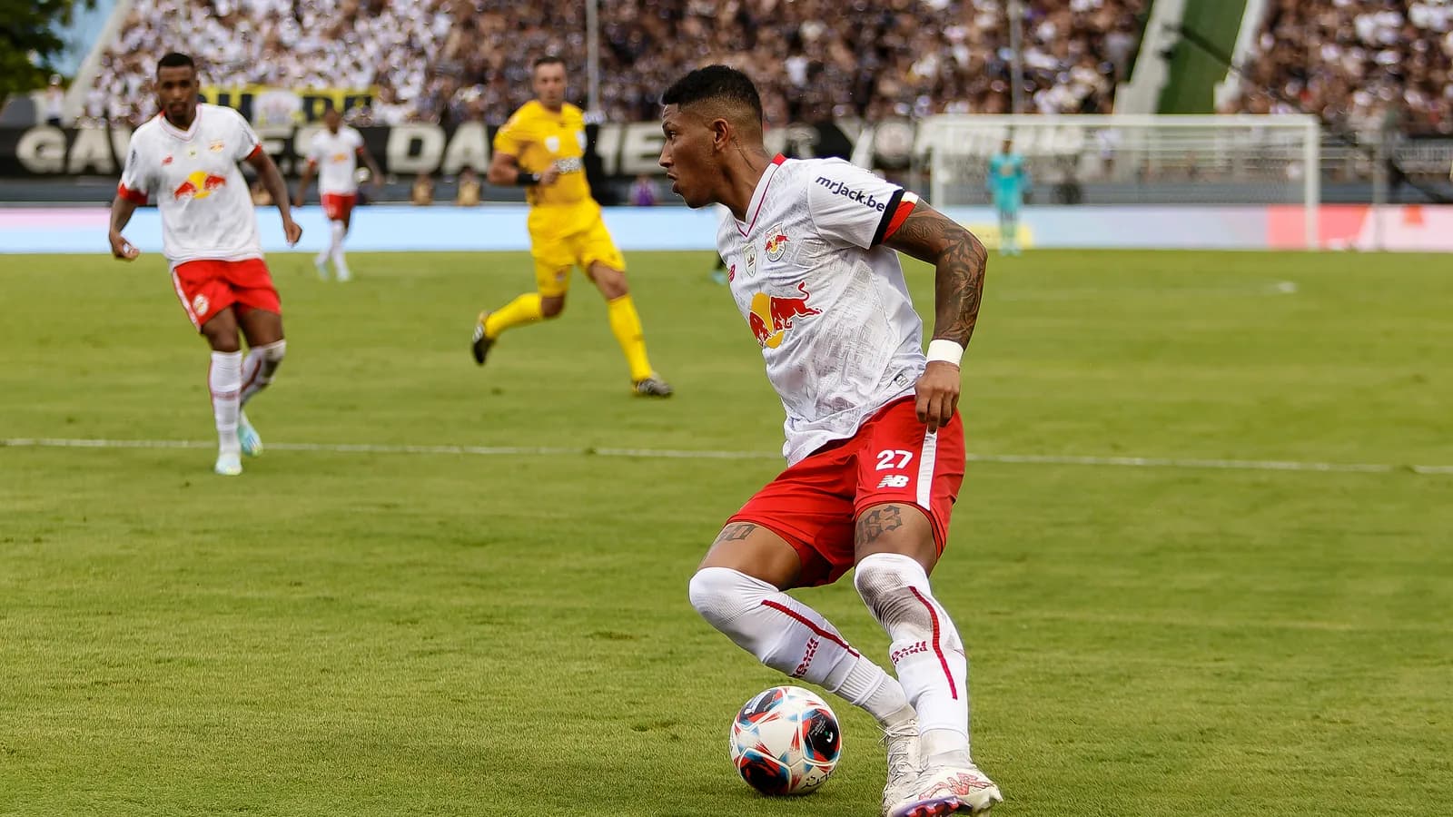 Alerrandro conduz a bola em foto de 2023, durante passagem pelo Red Bull Bragantino
