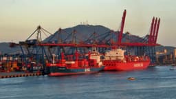 Navios porta-contêineres atracados no Porto de Santos, com guindastes de carga ao fundo — imagem de arquivo ilustrativa sobre o transporte marítimo
