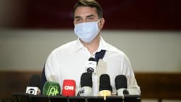 Flávio Bolsonaro concede entrevista a jornalistas, foto de arquivo de coletiva no Senado