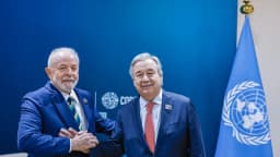 Lula posa ao lado de António Guterres durante reunião com o secretário-geral da ONU