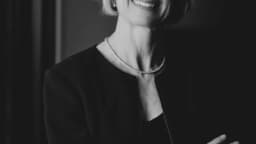 Jennifer Doudna, cientista associada ao desenvolvimento do CRISPR, em retrato em preto e branco