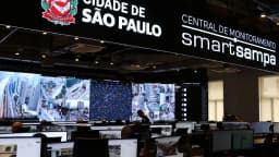 Central de monitoramento do Smart Sampa, com telões mostrando câmeras da cidade de São Paulo