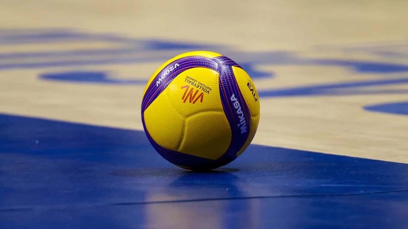 Bola oficial de vôlei sobre a quadra, foto de arquivo