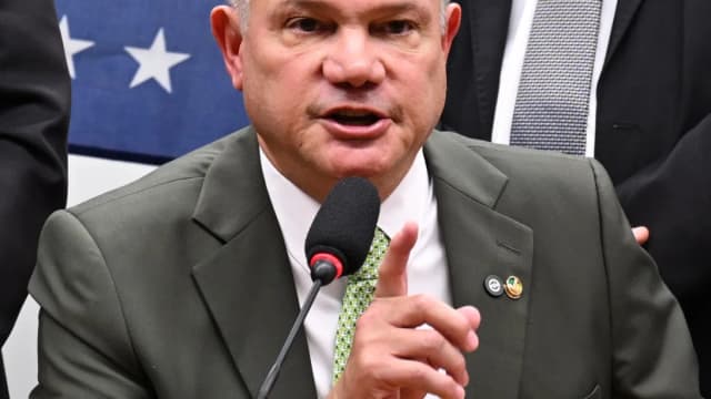 Wellington Fagundes discursa durante audiência no Congresso, vestindo terno cinza-escuro