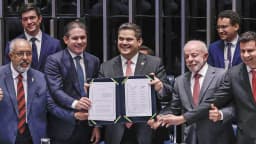 Lula ergue exemplar da Constituição ao lado de autoridades no plenário do Congresso