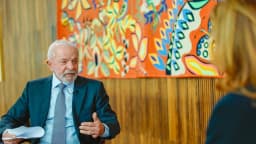 Presidente Lula gesticula durante entrevista, com folhas de papel na mão, em foto de arquivo de entrevista ao Jornal Nacional