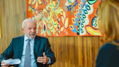 Presidente Lula gesticula durante entrevista, com folhas de papel na mão, em foto de arquivo de entrevista ao Jornal Nacional