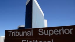 Fachada da sede do Tribunal Superior Eleitoral, em Brasília, com placa de identificação do órgão