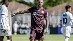 Jogador da Ferroviária gesticula em campo durante partida do Paulistão