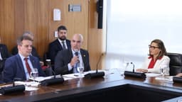 Ministro Alexandre de Moraes fala ao microfone durante cerimônia no Palácio do Planalto, em Brasília