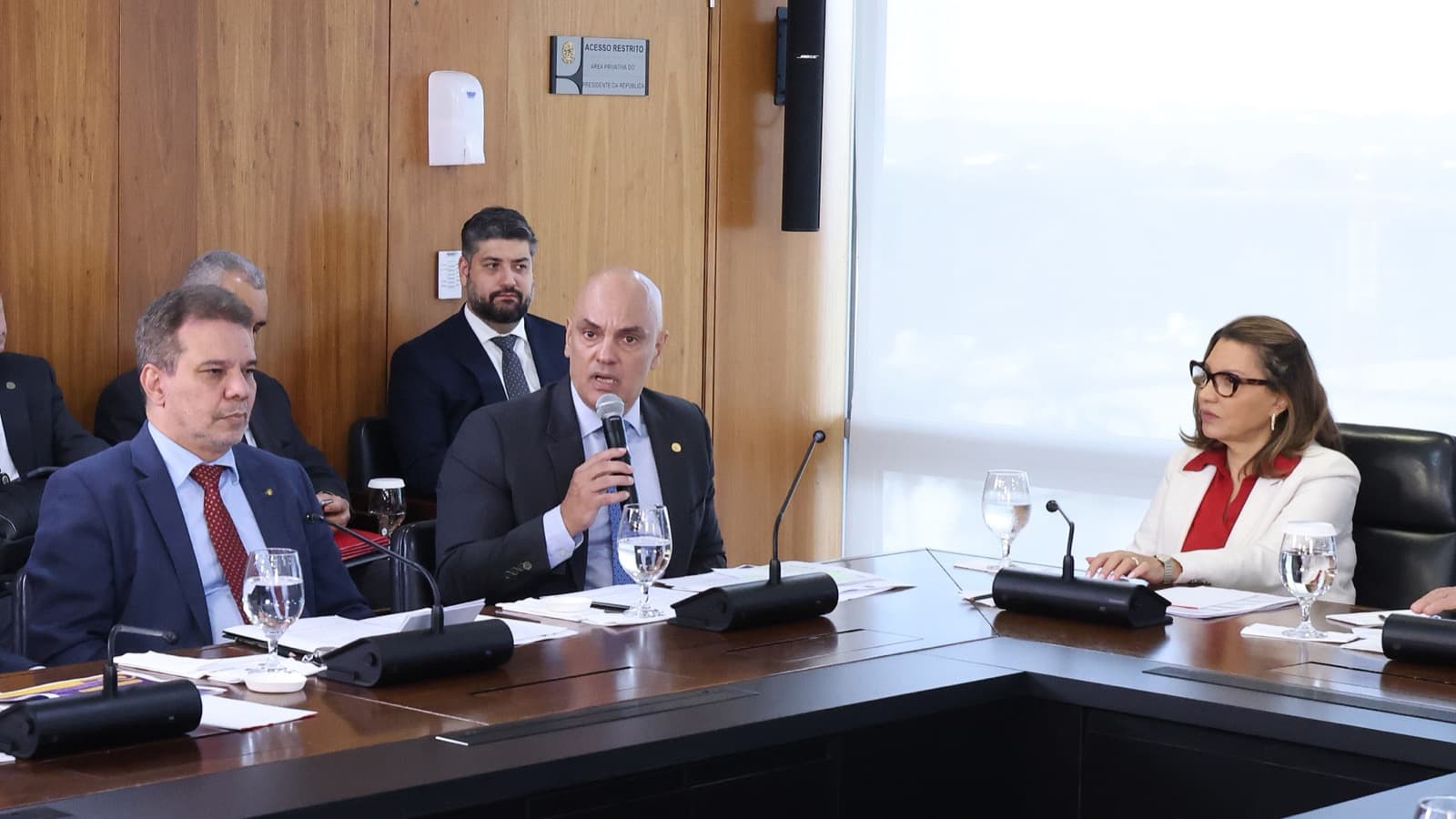 Ministro Alexandre de Moraes fala ao microfone durante cerimônia no Palácio do Planalto, em Brasília