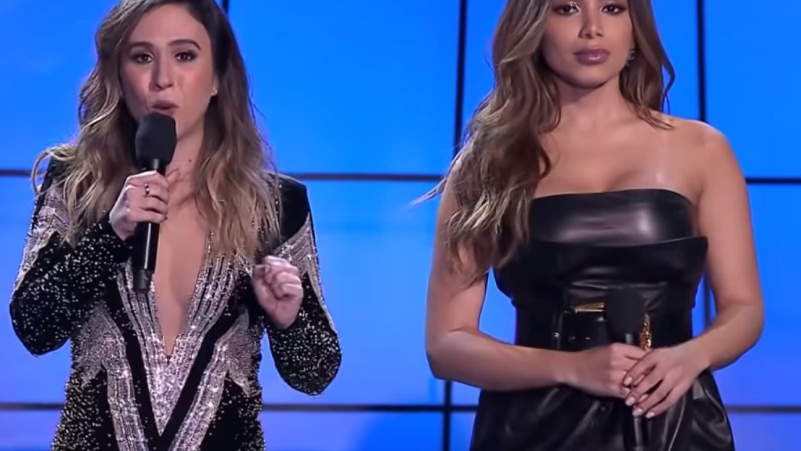 Anitta ao lado de Tatá Werneck no palco do Prêmio Multishow de Música Brasileira 2018