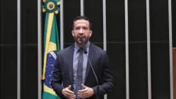 Deputado André Janones discursa na tribuna da Câmara dos Deputados