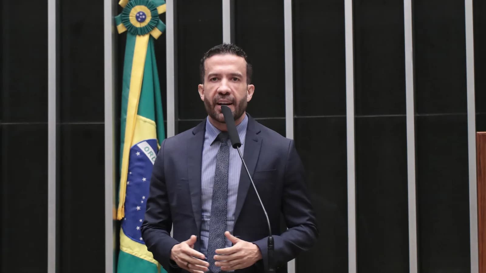 Deputado André Janones discursa na tribuna da Câmara dos Deputados
