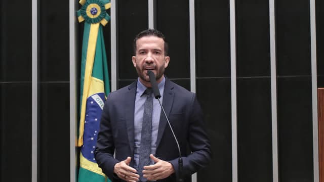 Deputado André Janones discursa na tribuna da Câmara dos Deputados