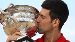 Novak Djokovic beija troféu de título conquistado no circuito ATP
