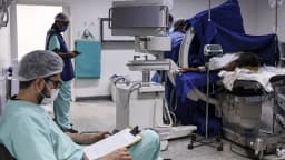Equipe médica realiza procedimento cirúrgico durante mutirão de saúde para reduzir fila de atendimentos