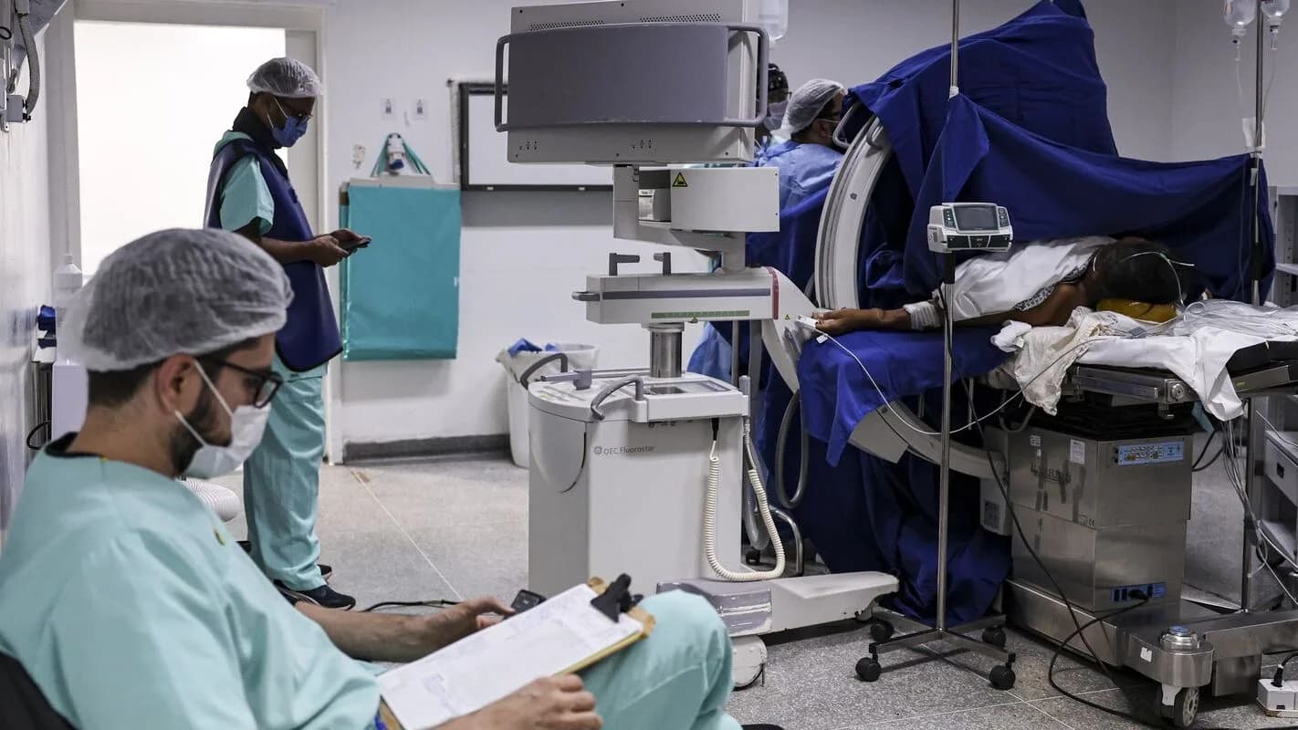 Equipe médica realiza procedimento cirúrgico durante mutirão de saúde para reduzir fila de atendimentos