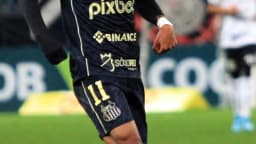 Jogador do Santos em campo durante partida, com patrocinador de apostas estampado na camisa