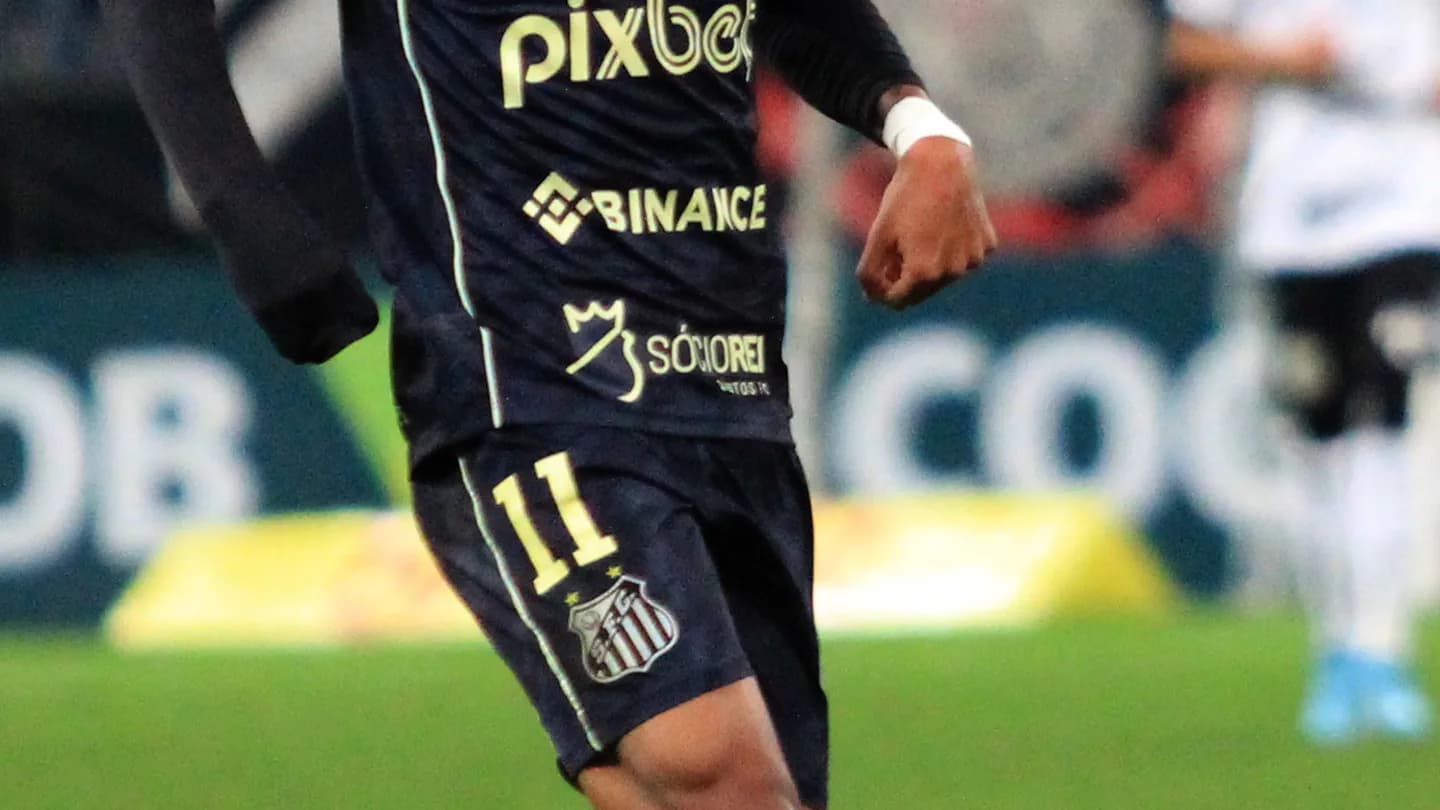 Jogador do Santos em campo durante partida, com patrocinador de apostas estampado na camisa