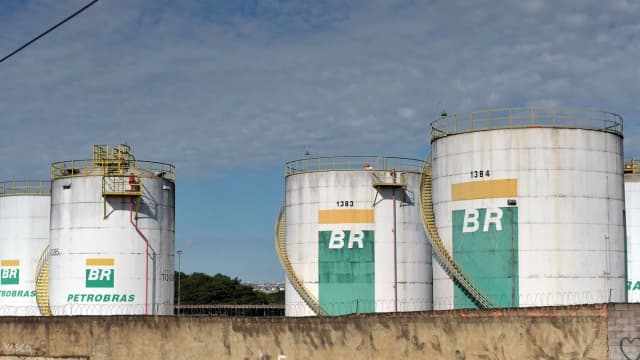 Tanques de armazenamento de combustível da BR/Petrobras vistos de fora de uma refinaria