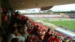 Torcida na arquibancada do Estádio Rei Pelé, em Maceió, com o gramado ao fundo (foto de arquivo do estádio)