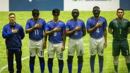 Jogadores da seleção brasileira de futebol de cegos perfilados para o hino, com tapa-olhos, antes de partida da Copa América 2026