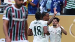 Jogadores do Fluminense comemoram em campo durante partida, foto de arquivo
