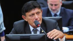Deputado Éder Mauro fala ao microfone durante sessão na Câmara dos Deputados