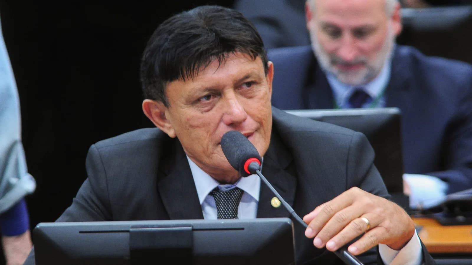 Deputado Éder Mauro fala ao microfone durante sessão na Câmara dos Deputados