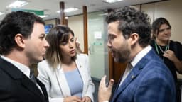 O deputado André Janones conversa com outros parlamentares na Câmara dos Deputados