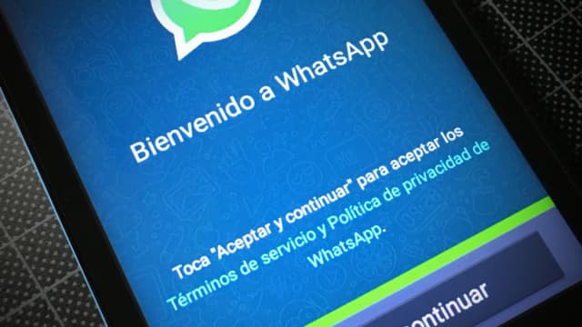 Tela de boas-vindas do aplicativo WhatsApp em um smartphone