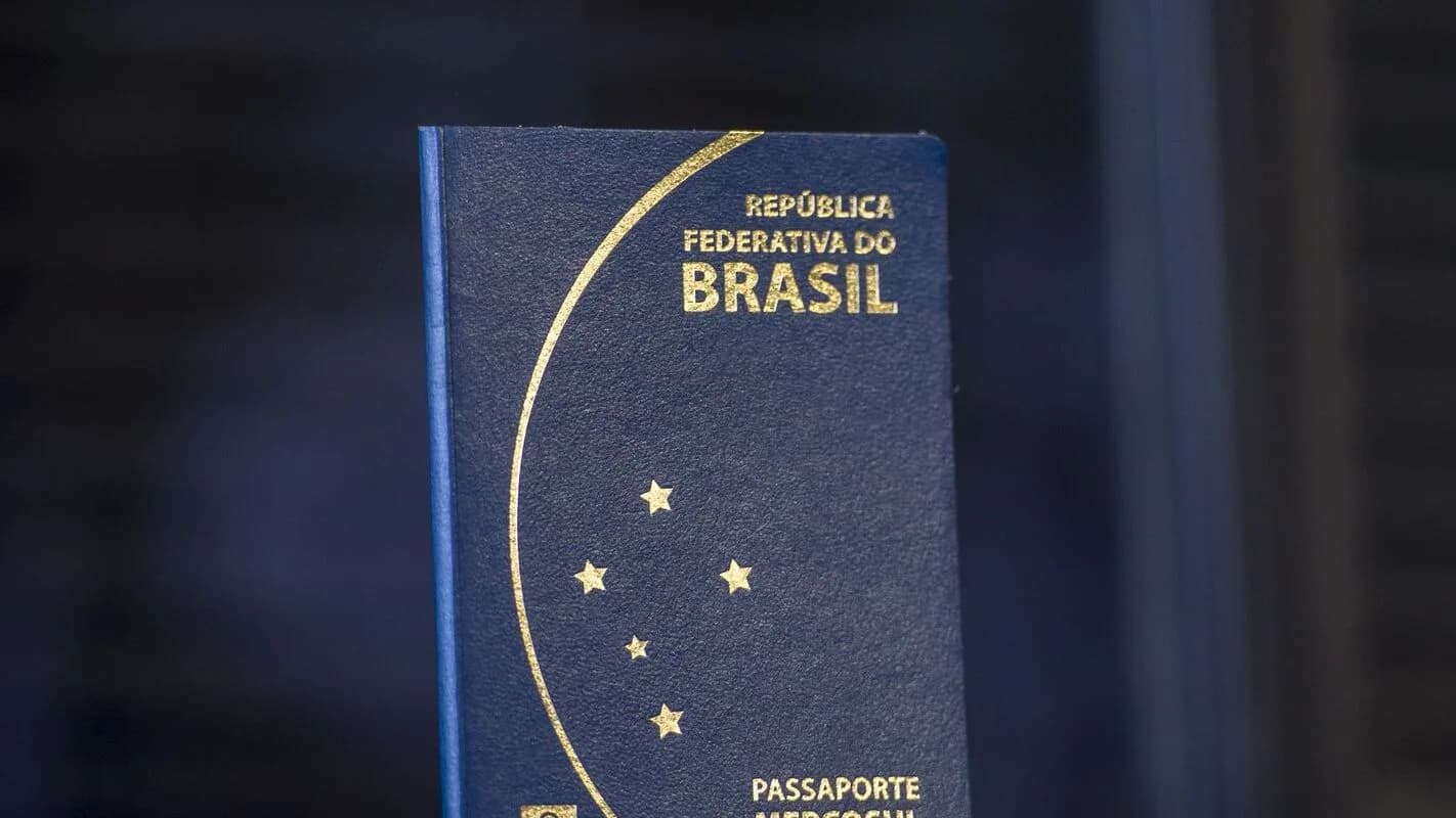 Passaporte brasileiro em close, símbolo dos brasileiros que vivem fora do país