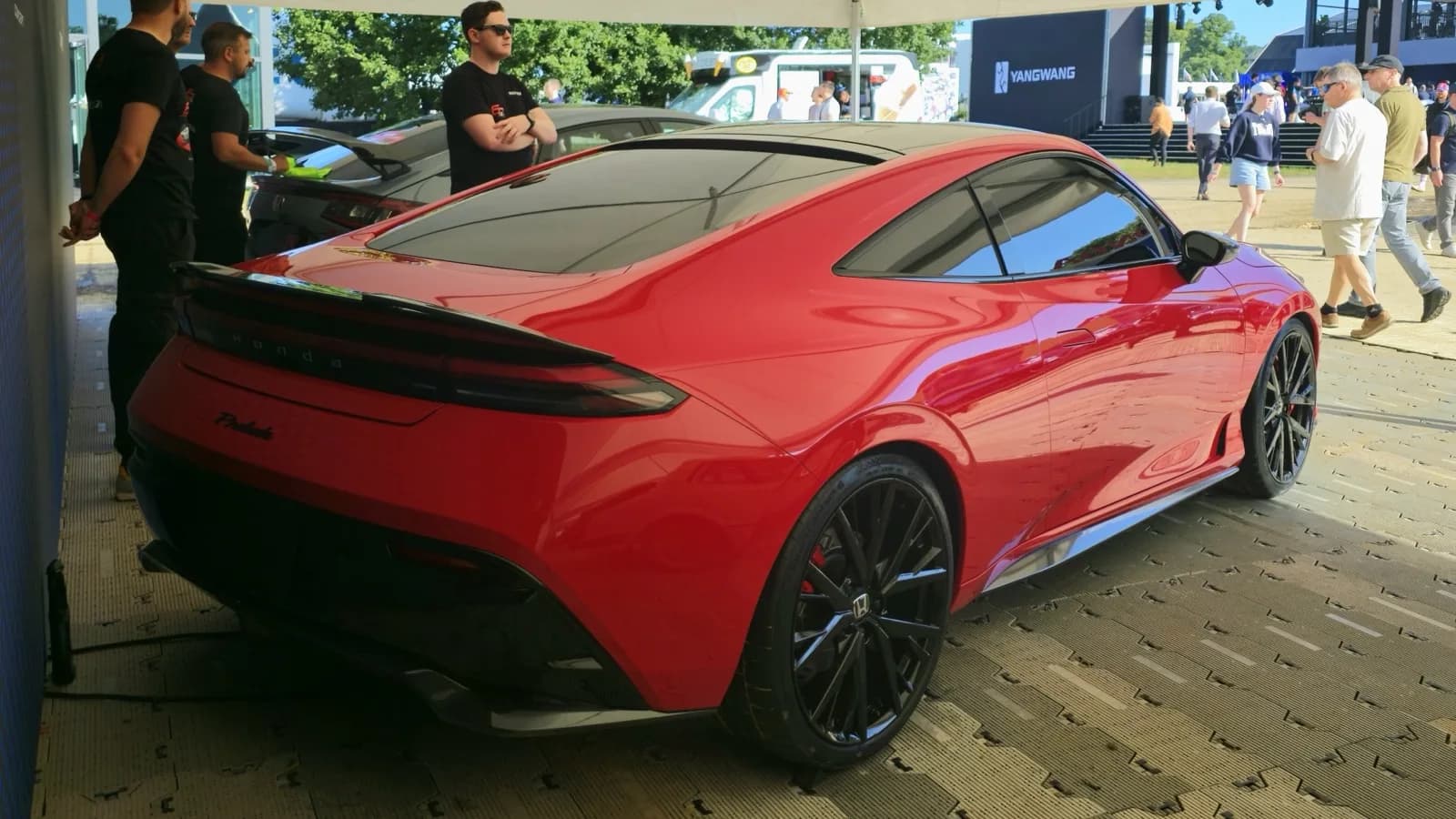Traseira do Honda Prelude Concept, versão vermelha, exposto em evento automotivo