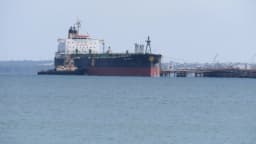 Navio petroleiro ancorado próximo a terminal de petróleo