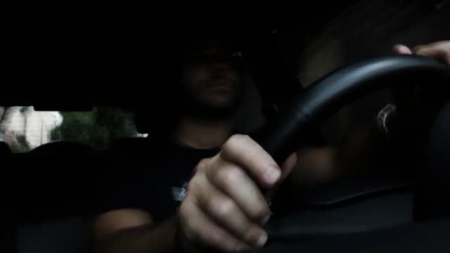 Motorista com as mãos no volante dirigindo à noite (foto ilustrativa)