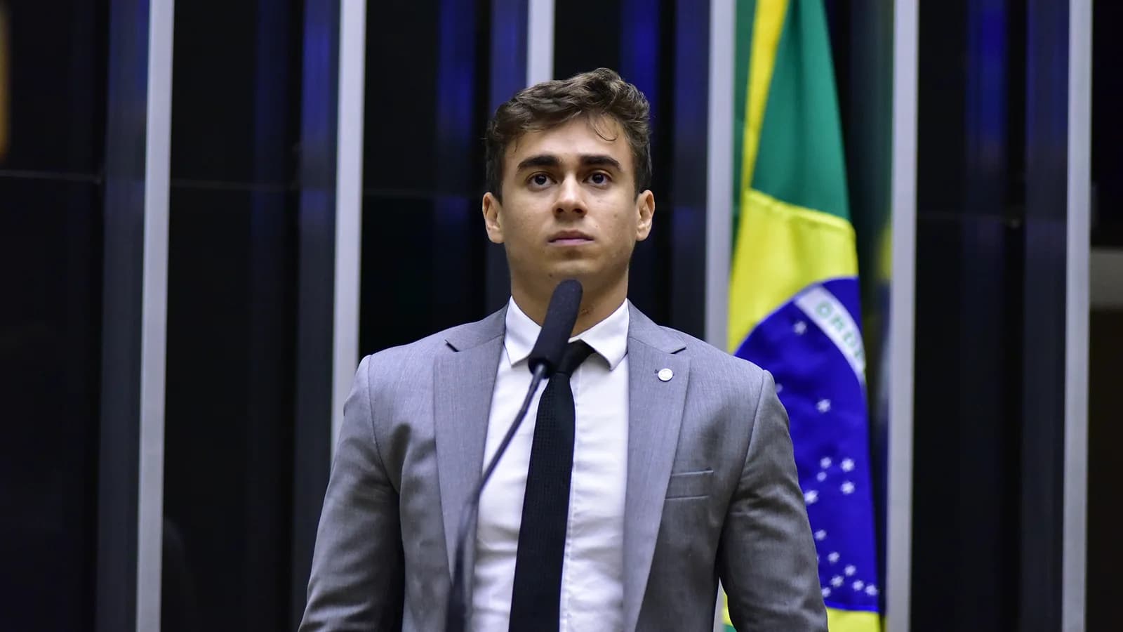 O deputado Nikolas Ferreira discursa na tribuna da Câmara dos Deputados