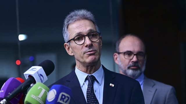 O ex-governador de Minas Gerais, Romeu Zema, fala à imprensa diante de microfones em entrevista coletiva no Senado; imagem de arquivo de dezembro de 2024