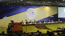 Cerimônia dos 50 anos da Receita Federal, com autoridades à mesa