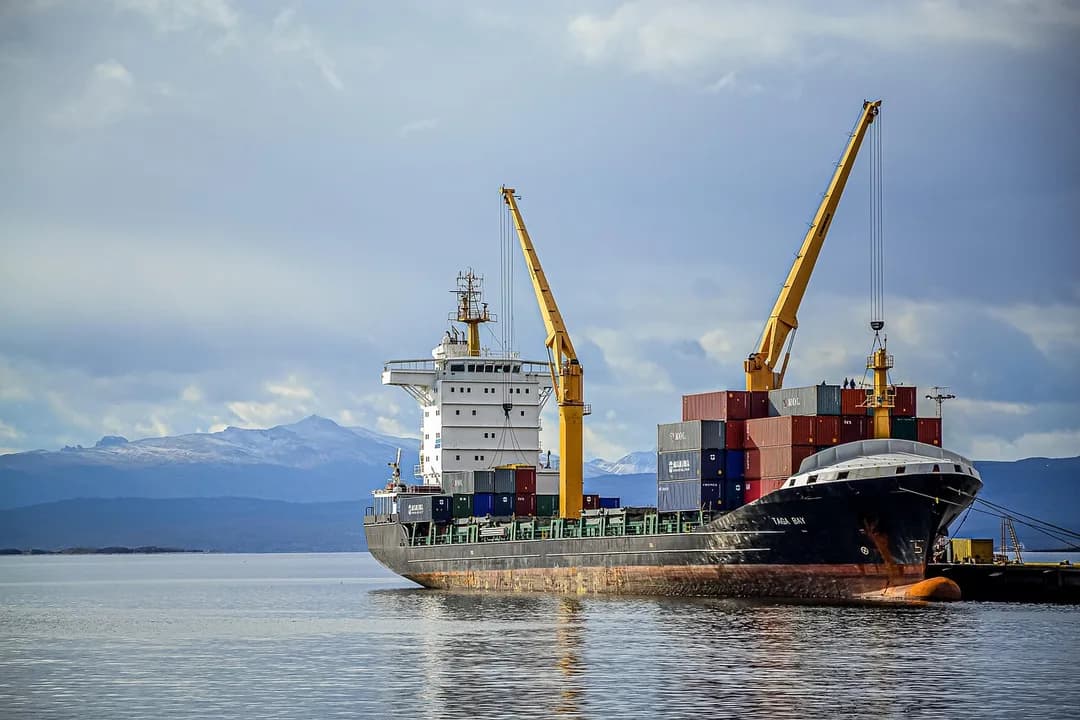 Imagem ilustrativa: ship, cranes, loading, dock, port, pier, machinery, heavy machinery, cargo, cargo ship, shipping, shipping industry, freight, freight transport, nature, freight