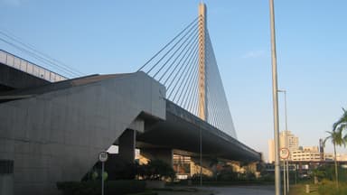 Estrutura estaiada da Estação Santo Amaro, do Metrô de São Paulo, vista de baixo em dia de céu limpo