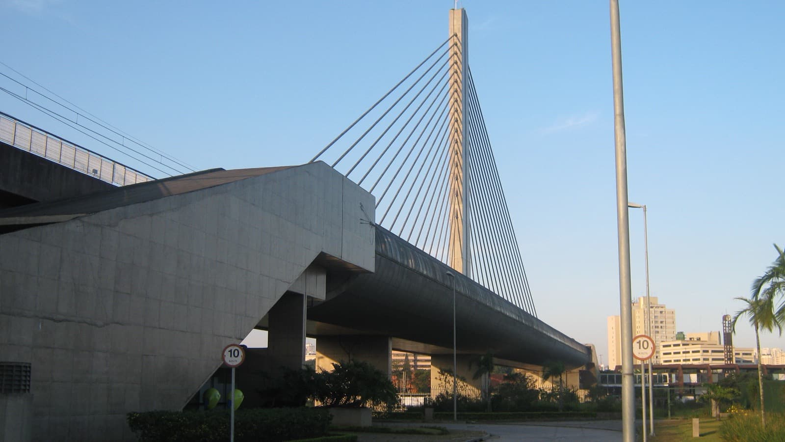 Estrutura estaiada da Estação Santo Amaro, do Metrô de São Paulo, vista de baixo em dia de céu limpo