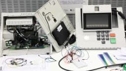 Urna eletrônica oficial do TSE com o teclado e os botões branco, corrige e confirma à vista