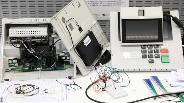 Urna eletrônica oficial do TSE com o teclado e os botões branco, corrige e confirma à vista