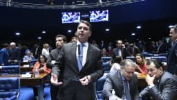 Senador Flávio Bolsonaro discursa no plenário do Senado Federal durante sessão