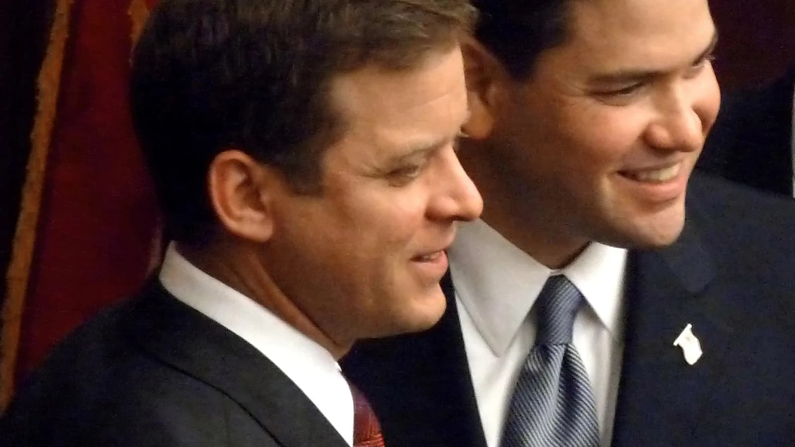 Marco Rubio, secretário de Estado dos EUA, ao lado de autoridade americana em evento oficial
